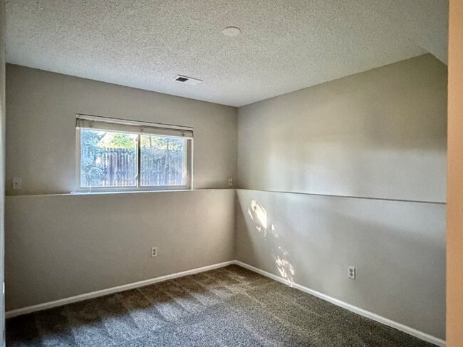 Building Photo - Charming Split-Level Oasis on a Quiet Cul-de-Sac Backing to Greenspace. New Carpet, New Paint and...
