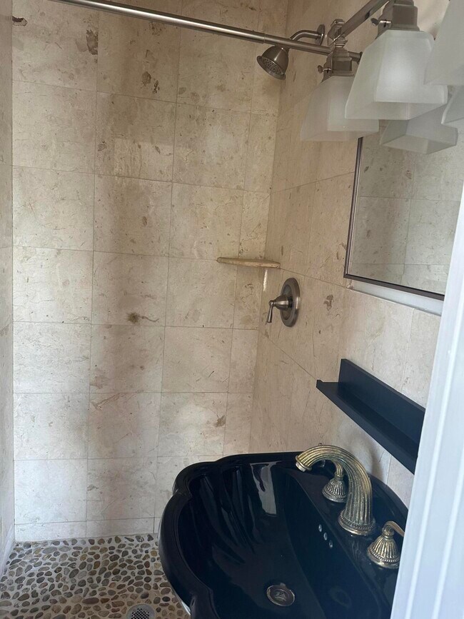 Building Photo - 258 Seminole Ave