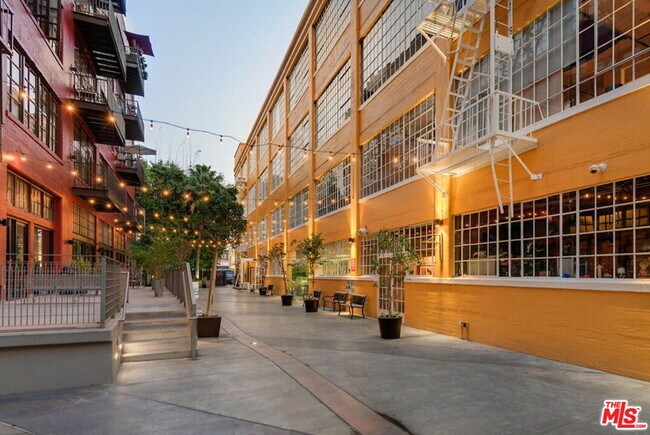 Building Photo - 746 S Los Angeles St