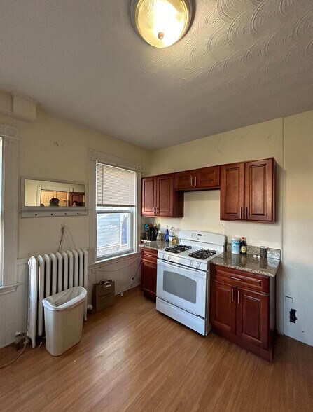 Building Photo - 17 Hillside St