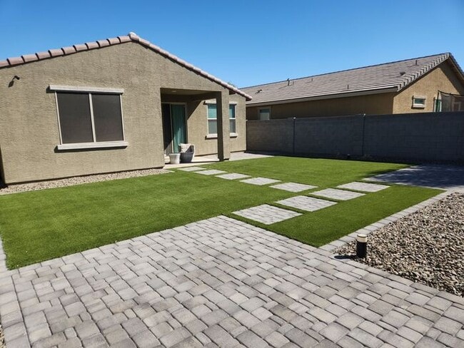 Building Photo - Mountain view single story home.