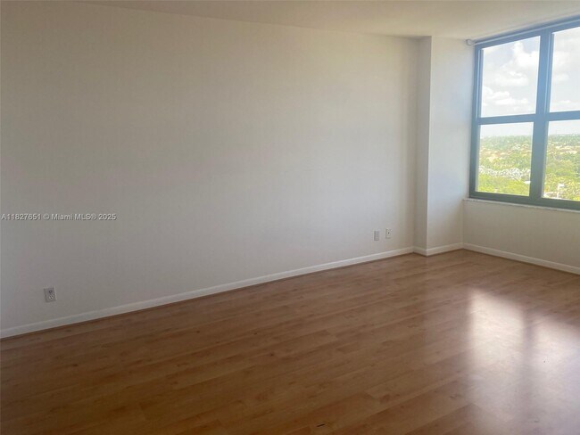 Building Photo - 2500 Parkview Dr