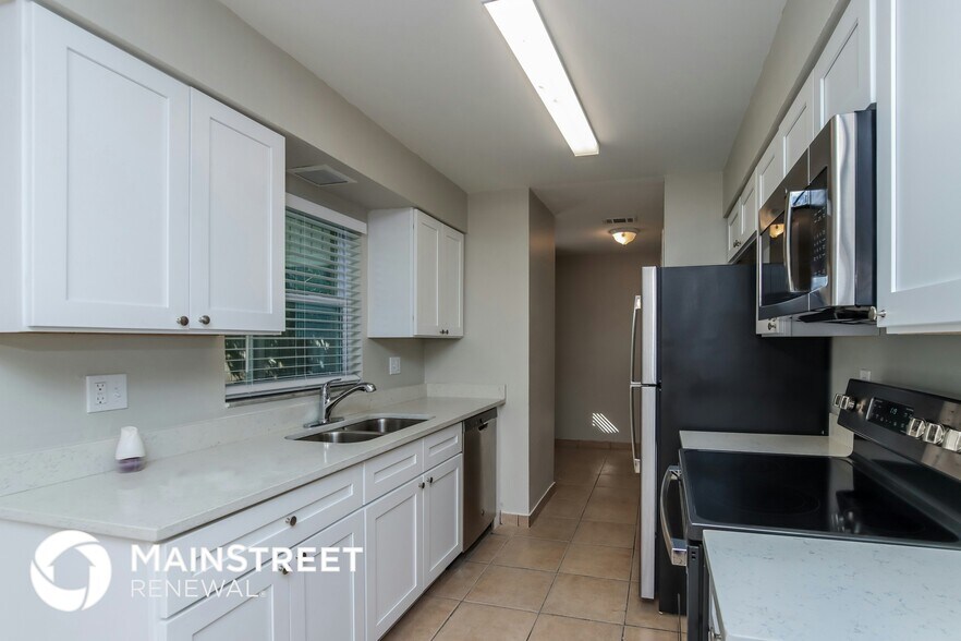 Building Photo - 2146 Sandalwood Dr