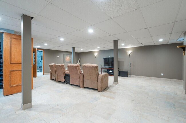 Building Photo - 833 Lakewood Dr