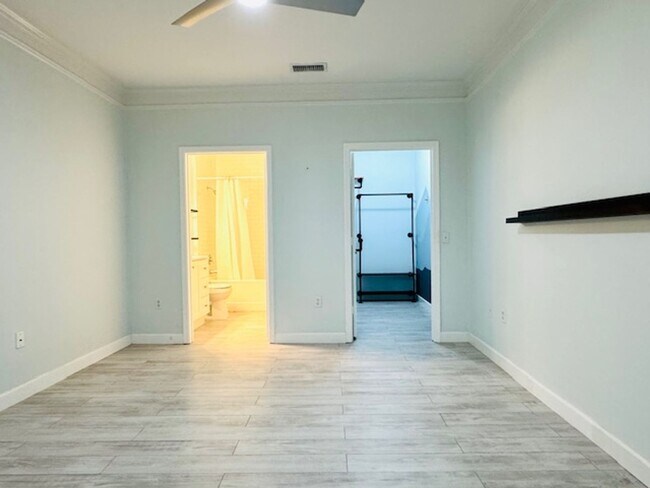 Building Photo - 8842 Villa View Cir