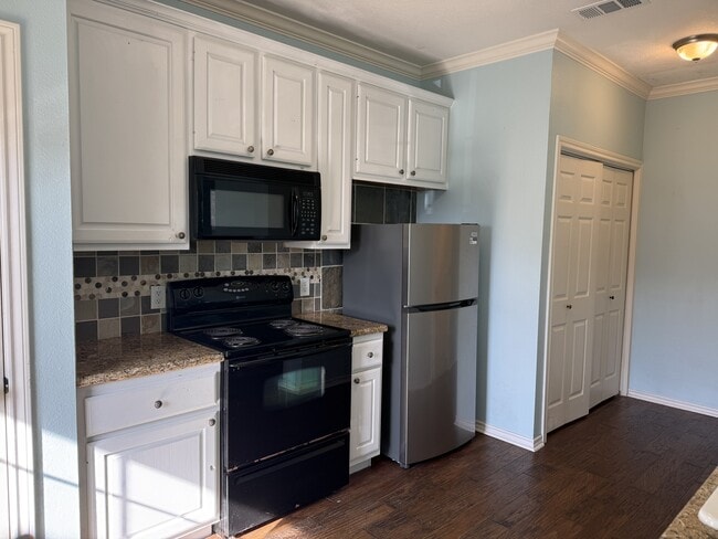 Building Photo - 1425 W Villa Maria Rd