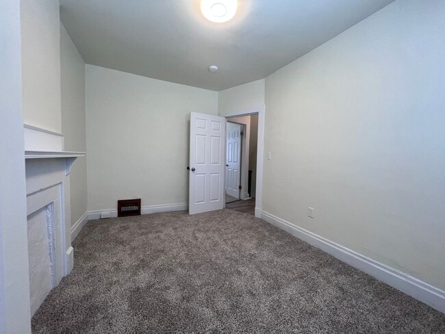 Building Photo - Updated 2BR 1 Bath townhouse with yard!