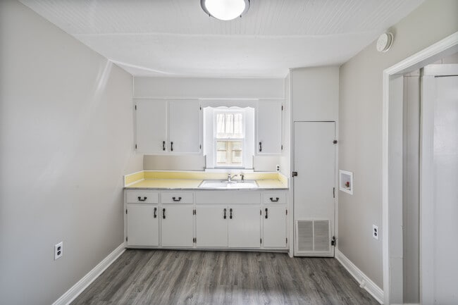 Building Photo - 403 McKenna St