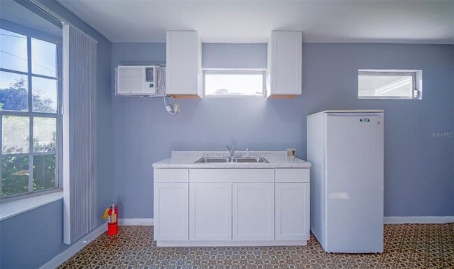 Building Photo - 1501 NE 57th St