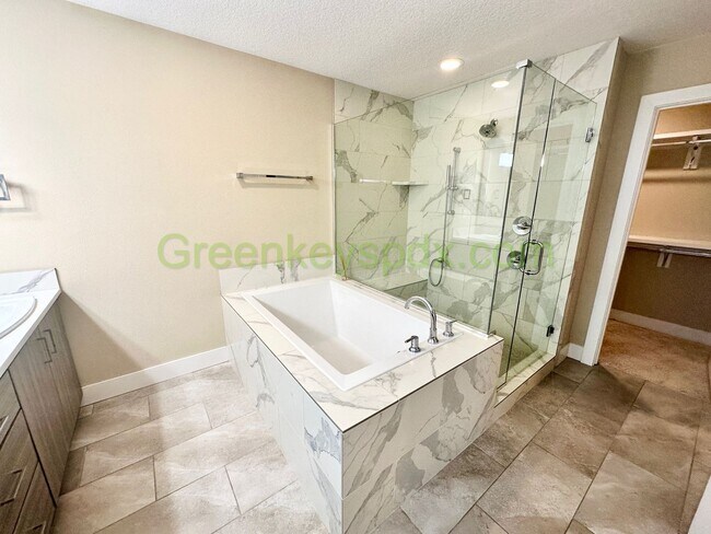 Building Photo - Gorgeous, Custom-designed 4-Bedroom Contemporary Townhouse on 3 Levels