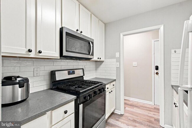 Building Photo - 3814 Lyndhurst Dr