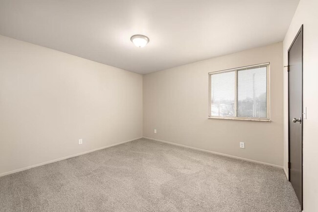 Building Photo - Everett Apartments - 115-08