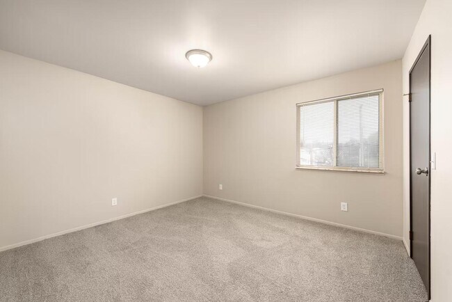 Building Photo - Everett Apartments - 3532-03