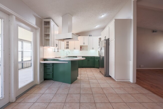 Building Photo - 20427 Lakeside Dr