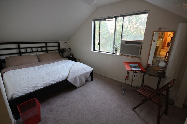 Building Photo - Quiet Upstairs Apartment in Provo |Available Now|