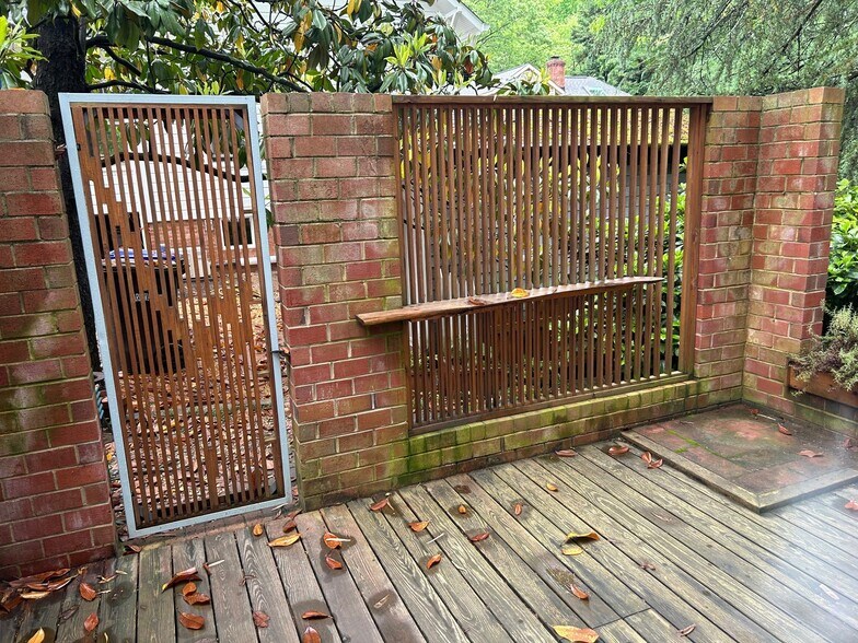 Courtyard provides outdoor privacy - 407 McCauley St