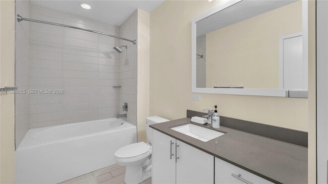 Building Photo - 999 SW 1st Ave