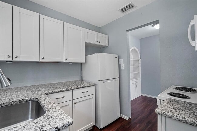 Building Photo - 210 W Willingham St