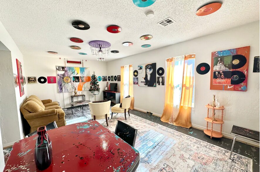 living - 117 W Harrison Ave