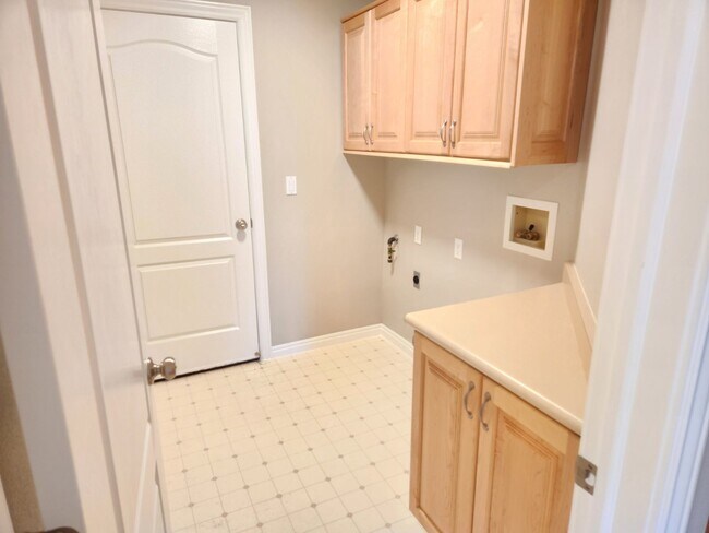 Building Photo - Beautiful home in well kept community