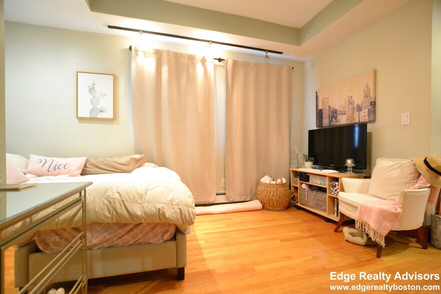 Building Photo - 77 Easton St