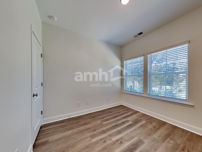 Building Photo - 1938 Weeping Cypress Dr