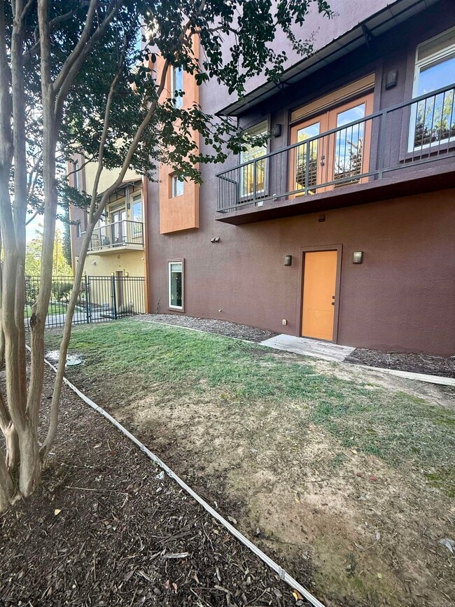 Building Photo - 110 Vertical Lofts Dr