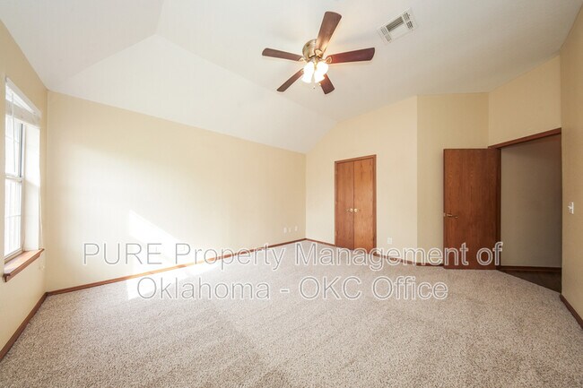 Building Photo - 160 N Lakeside Terrace