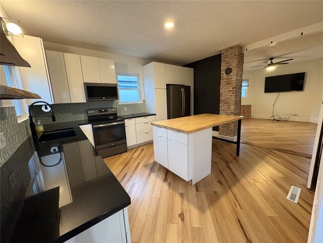 Building Photo - 115 W 6th St