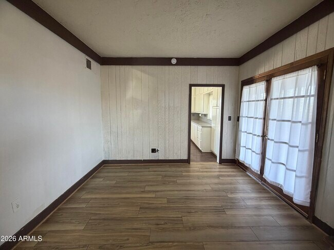 Building Photo - 1328 E Maddock Rd