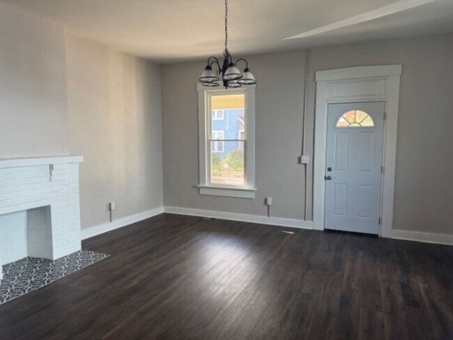 Building Photo - 2 Bedroom 1 1/2 Bath Beautifully Renovated Home in Historic Huffman Area