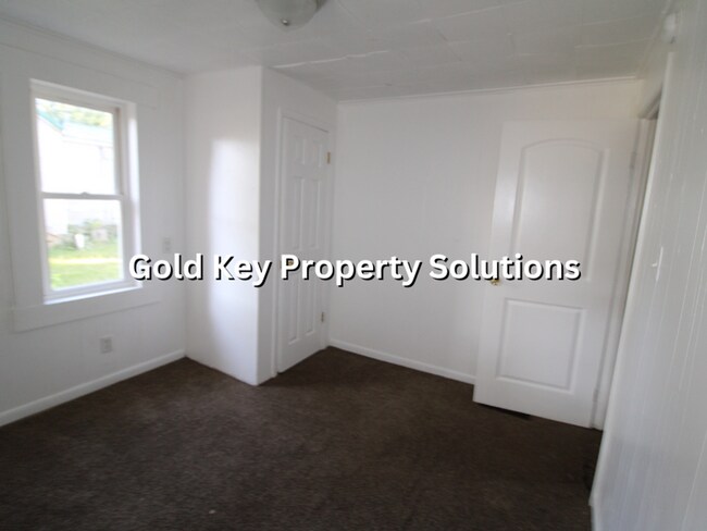 Building Photo - Cute 2 BR 1 BA House with Enclosed Porch a...