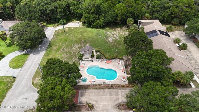 Building Photo - 1600 Woodland Dr