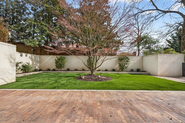 Building Photo - 2575 Peachtree Rd NE