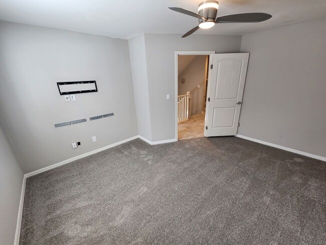 Building Photo - Three Level Mountains Edge Townhome