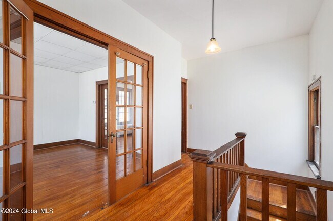Building Photo - 52 Forest Ave