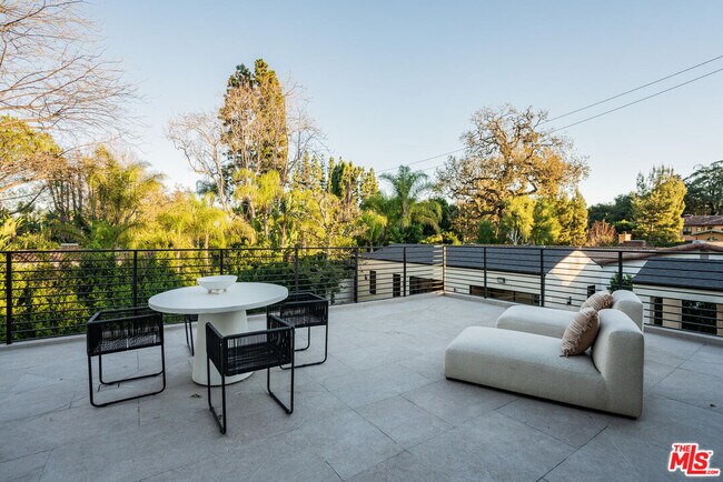 Building Photo - 5064 Encino Ave