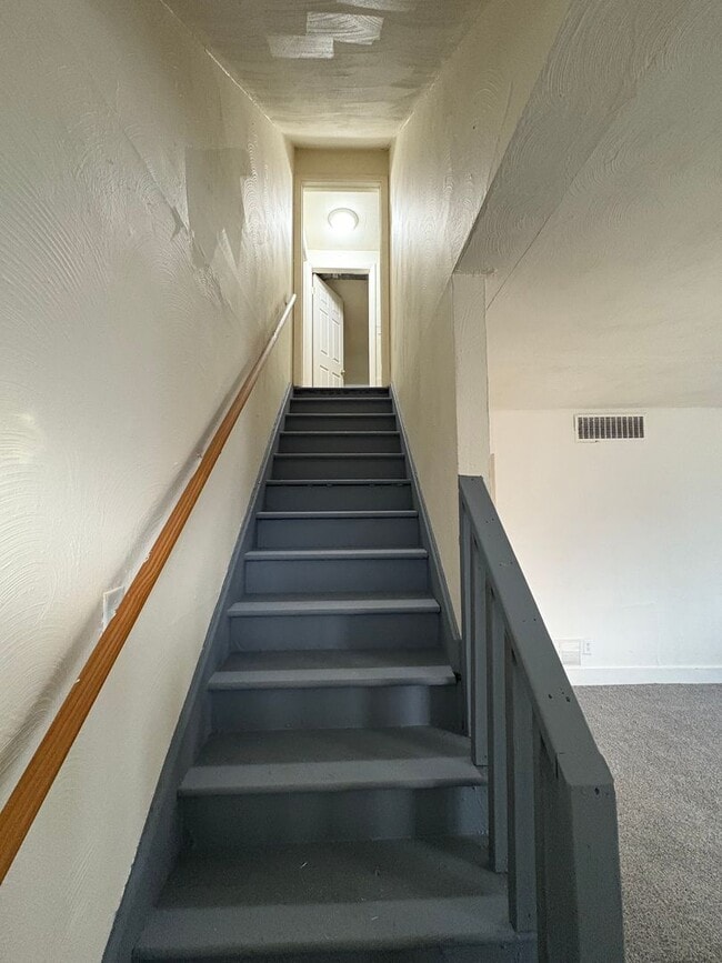 Building Photo - Spacious 4 Bedroom, 1 Bathroom Single Family Home