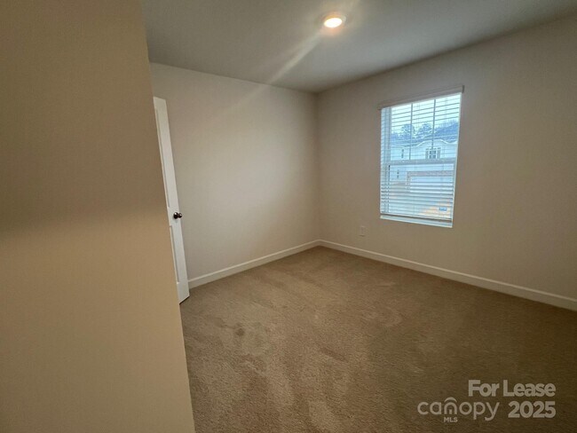 Building Photo - 1432 Wildflower St