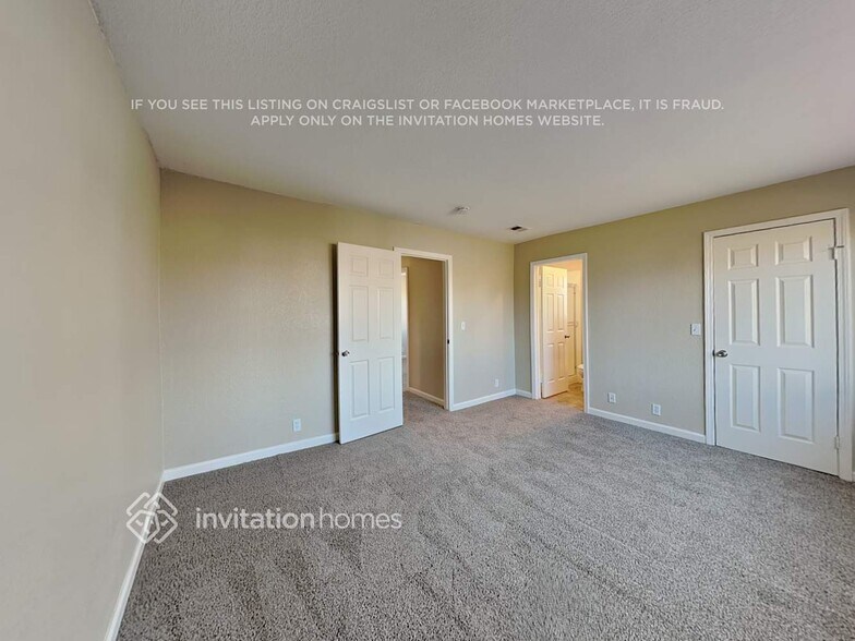 Building Photo - 437 Royal Oaks Dr