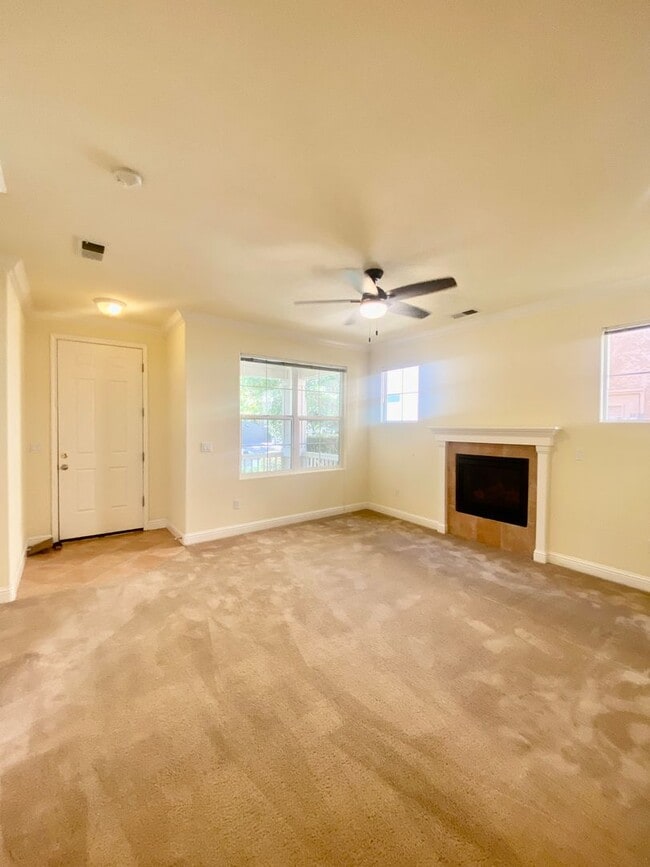 Building Photo - West Davis 5 Bedroom Home