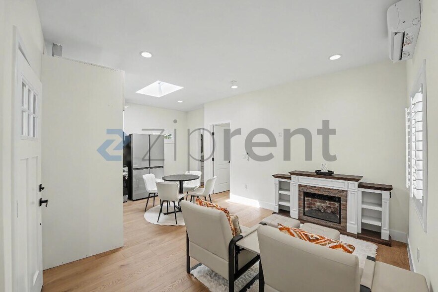 Building Photo - Unit A