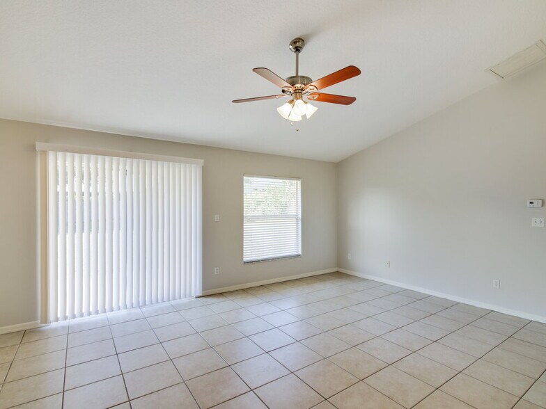 Building Photo - 918 Palm Forest Ln