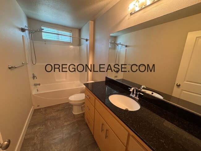 Building Photo - 3 bedroom 2.5 bath townhouse in Cal Young ...