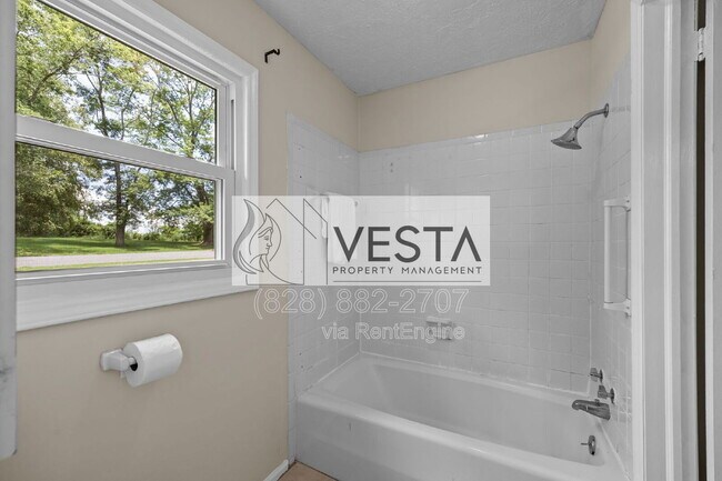 Building Photo - 90 Knob Hill Rd