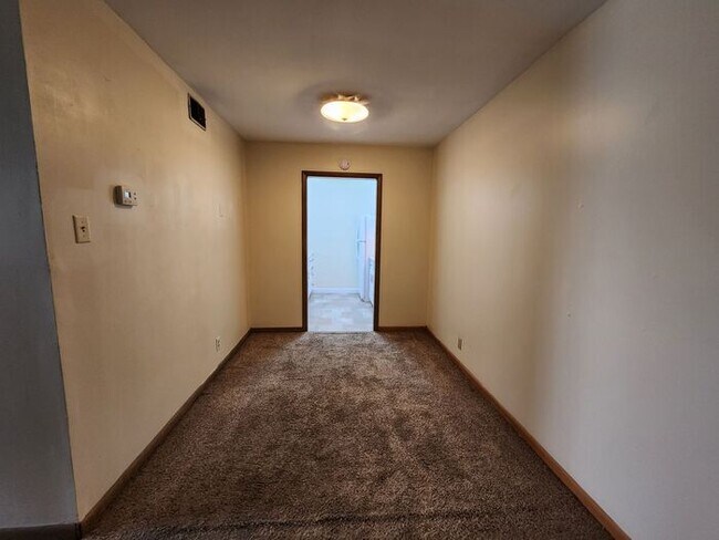 Building Photo - Charming 1-Bedroom Courtyard Level Apartme...