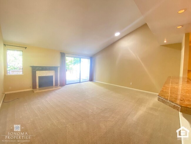 Building Photo - 2BD/2BA Upper-Level Condo on Sonoma's East...