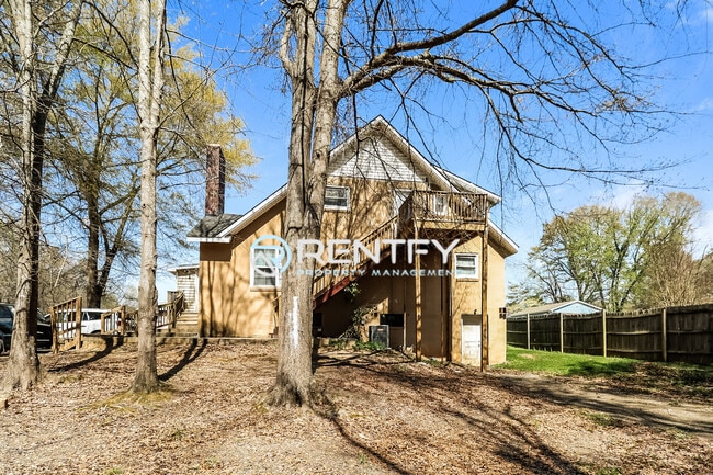 Building Photo - 303 E Ingle St