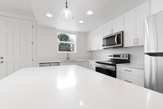 Building Photo - "Discover Comfort & Style: Spacious 3-Bed,...