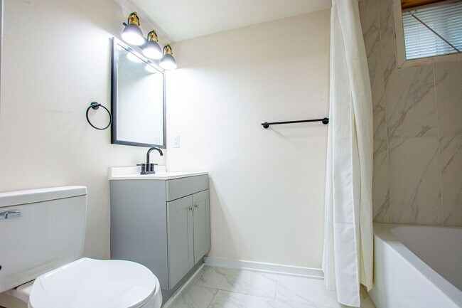 Building Photo - 116-118 N 32nd Avenue